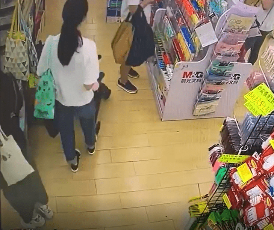 大埔母女于家品杂货店偷BB车。影片截图