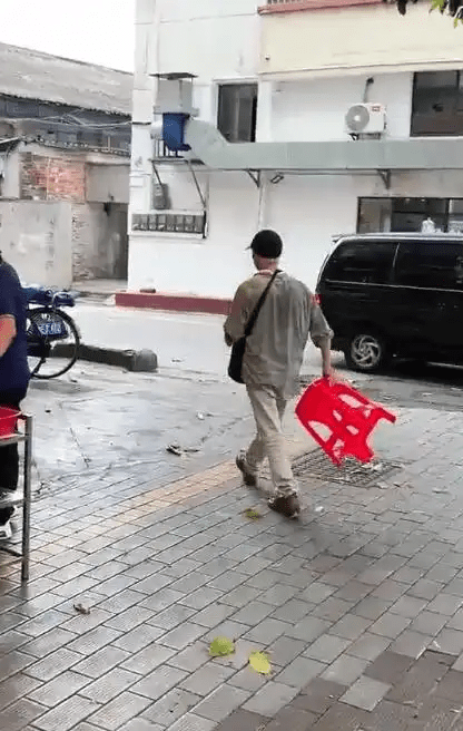 老人每次到一旁去吃,不會影響其他人。 老人每次到一旁去吃,不會影響其他人。
