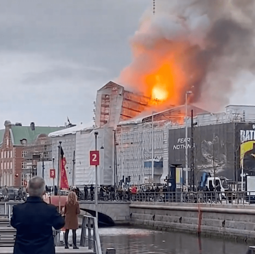 擁有400 年歷史的丹麥哥本哈根「老證券交易所」大火，舉國震驚。路透社