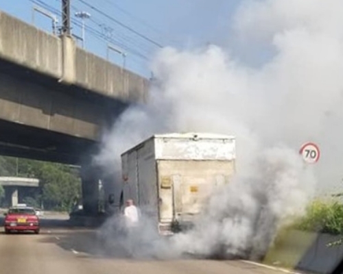 一輛貨車沿葵涌道行駛途中突冒大量白煙,司機逃出車箱暫避。(圖片:FB香港突發事故報料區)