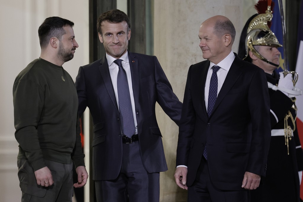 法國總統馬克龍（中）及德國總理朔爾茨（右）巴黎會見澤連斯基（左）。AP
