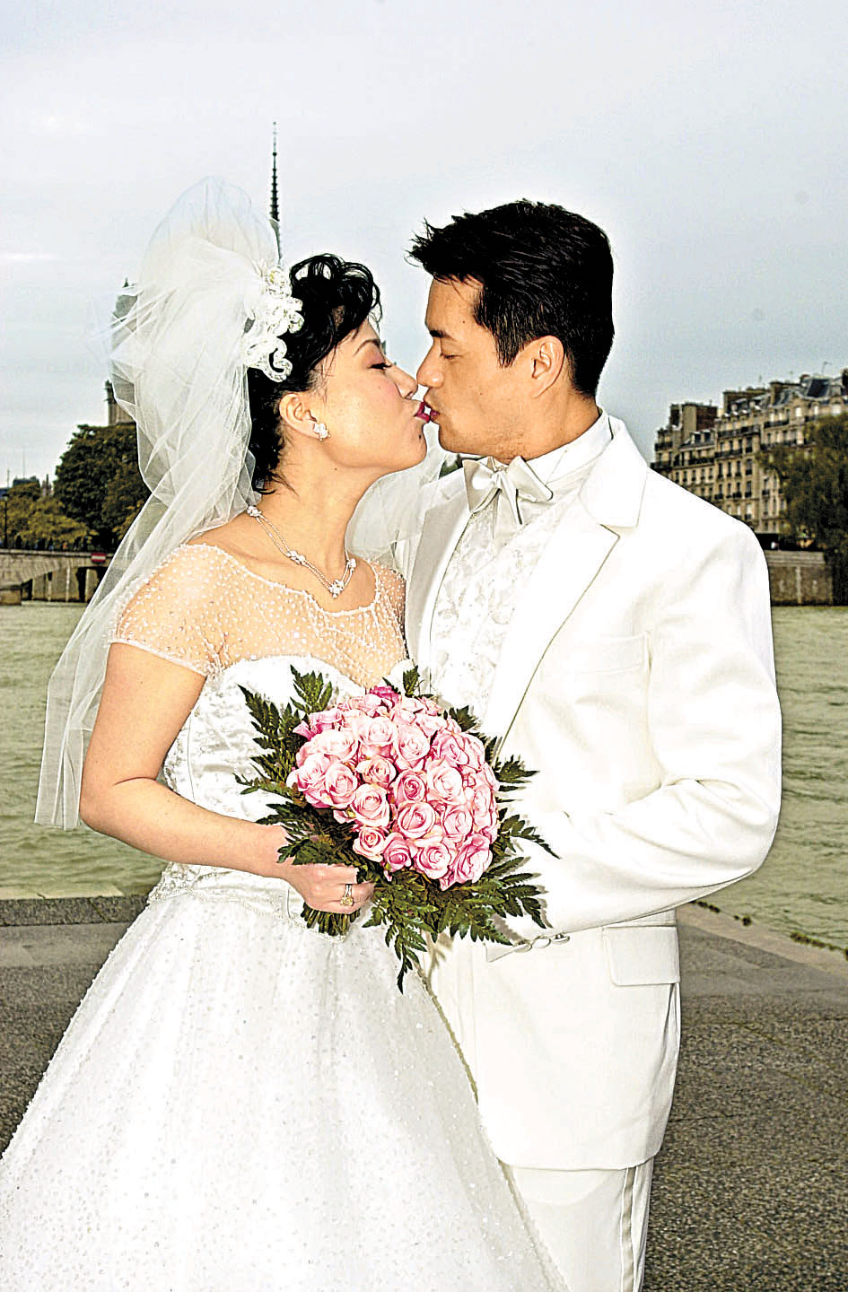 吕良伟2001年与杨小娟结婚。