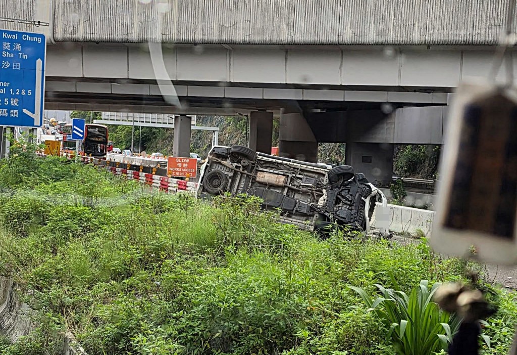 七人車撞水馬翻側。fb:香港公共交通智庫 七人車撞水馬翻側。fb:香港公共交通智庫