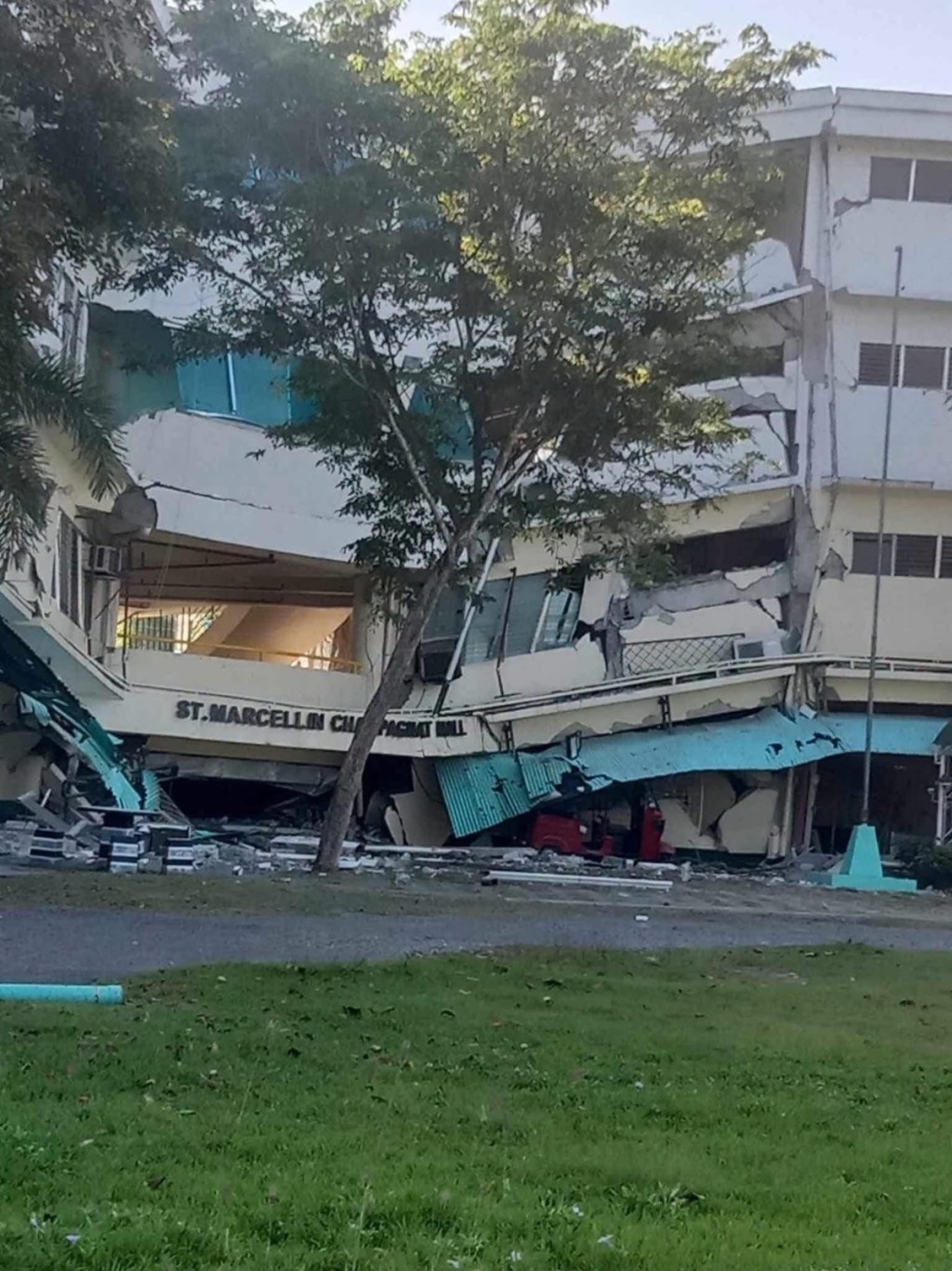 网民贴出地震过后建筑物损毁情况。Threads@iammarkvaldez