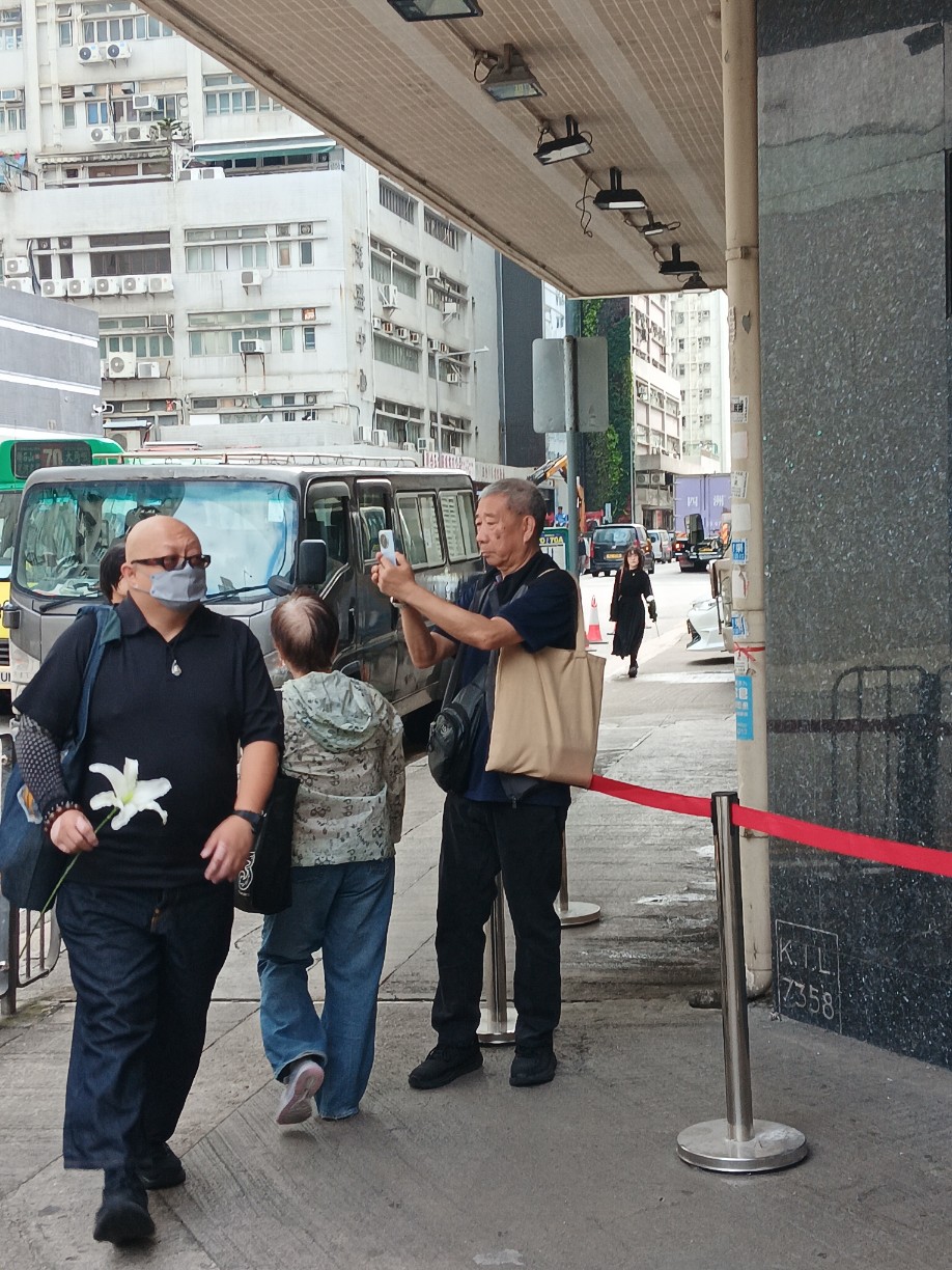 巿民手持百花前來悼念。