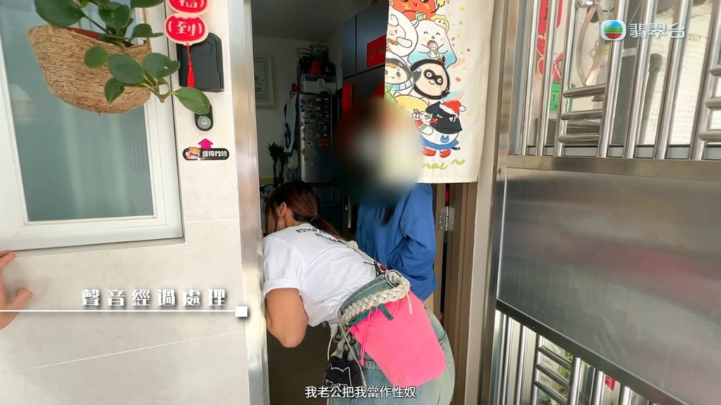 楊小姐和李旻芳站在門口。