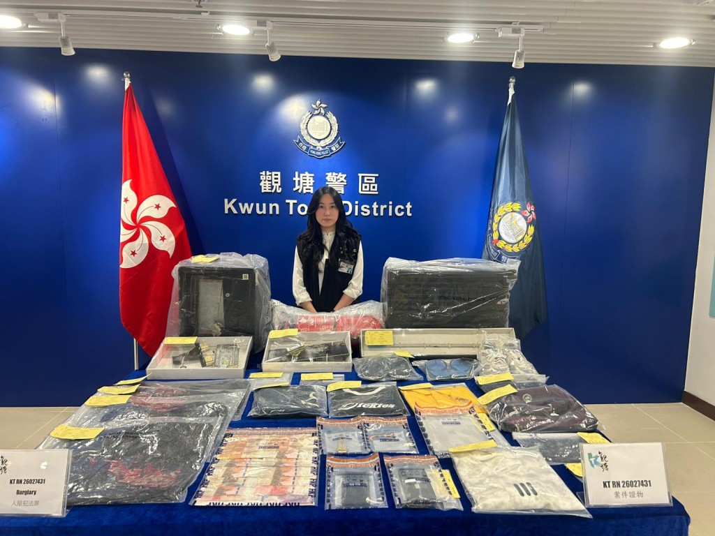 警方展示起回的部分贓物。曾志恆攝