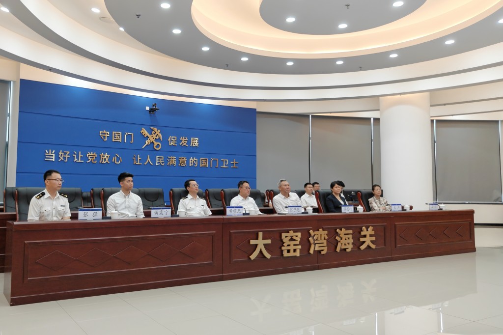 陳子達(前排中)在大連海關副關長溫思權(前排右三)陪同下考察隸屬大連海關的大窯灣海關。 陳子達(前排中)在大連海關副關長溫思權(前排右三)陪同下考察隸屬大連海關的大窯灣海關。