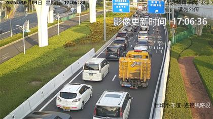 據微信公眾號「港珠澳大橋口岸實時通關」下午5時顯示,小客車出入境通道現時處於「極度高峰」,車龍超過500米,候檢時間超過40分鐘。 據微信公眾號「港珠澳大橋口岸實時通關」下午5時顯示,小客車出入境通道現時處於「極度高峰」,車龍超過500米,候檢時間超過40分鐘。
