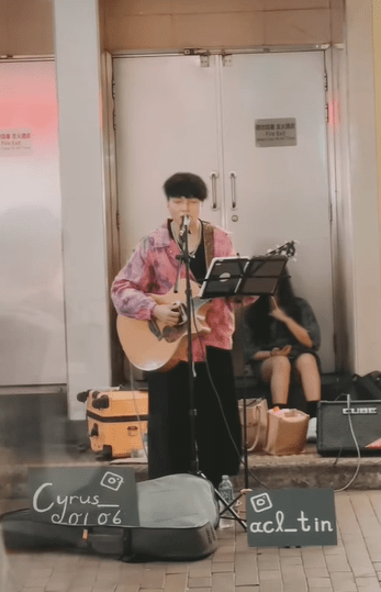 事主昨日在旺角文華商場對開busking。網上片段截圖