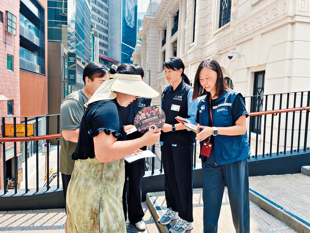 入境處及旅監局人員向市民及旅客派發宣傳單張，呼籲切勿聘用非法領隊或導遊。