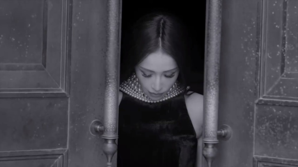 萧亚轩推出歌曲《爱没有错》时，被指再变脸。