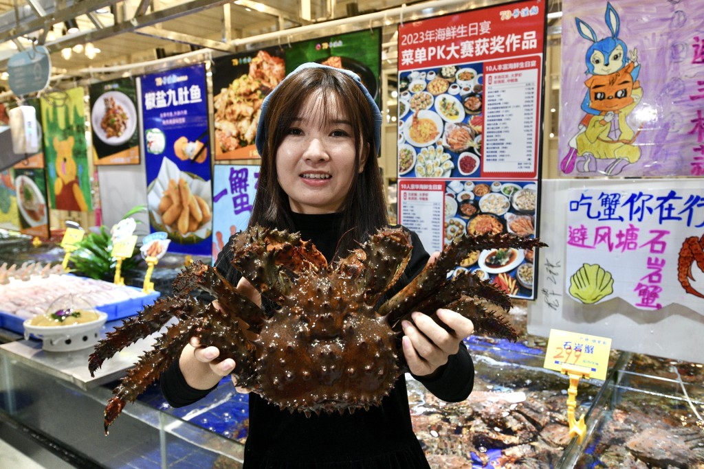 餐厅有自家海鲜供应链，可以取得又平又靓的海鲜，例如帝王蟹等。