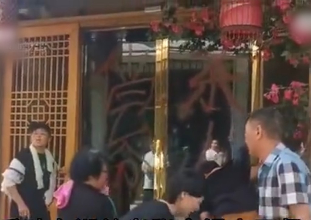 火锅店门前玻璃被喷字。
