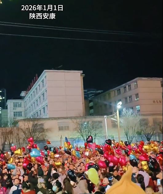 陝西有跨年活動民眾放氫氣球，導致架空電線短路，全區停電。抖音
