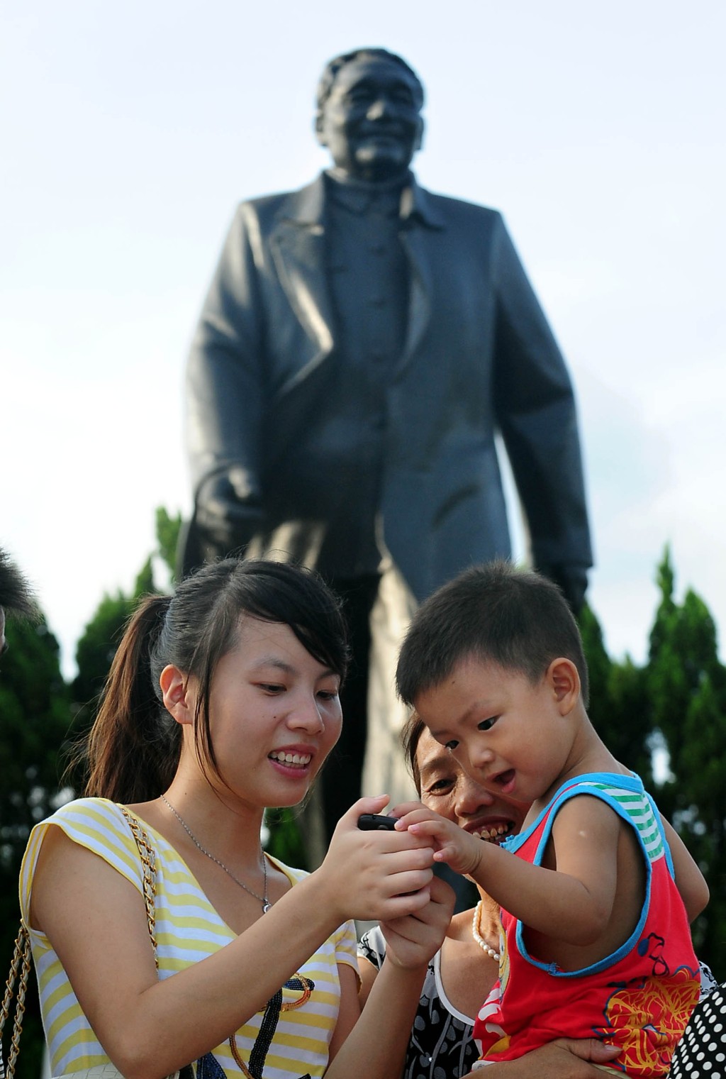 在深圳蓮花山公園山頂廣場的鄧小平塑像。