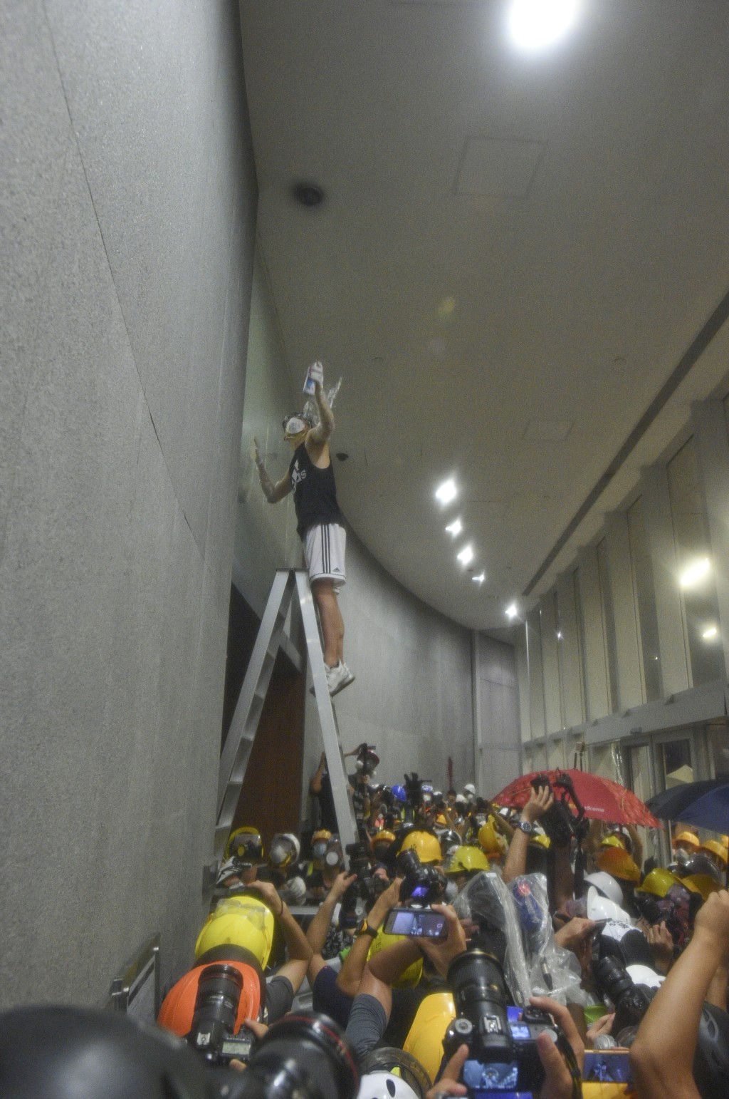 有示威者在闖入立會大樓後，用噴漆噴黑閉路電視。資料圖片