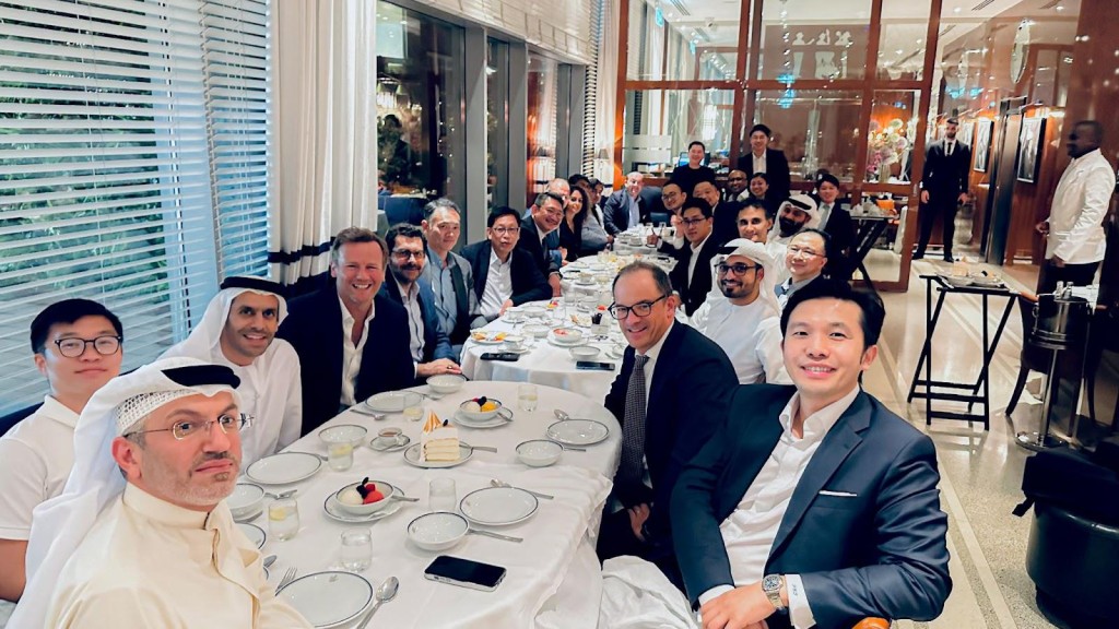 於迪拜商業及投資晚宴期間合照，主要來賓包括：Kestrel Global Ltd的董事總經理Tom Hudson、沙迦投資發展局（Shurooq）前執行主席Marwan Jassim Al Sarkal閣下（2019年全球最具影响力阿拉伯人。資料圖片