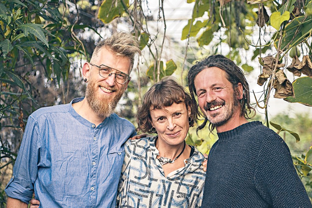 Nicolas（左）、Caroline（中）與Le Monde des Mille Couleurs的野生農民及植物學家Dries Delanote（右），早在2008年已率先構思植物美食的概念。