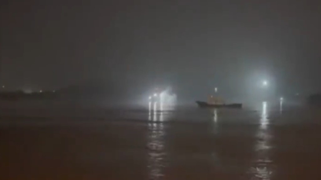 九江大桥昨晚遭船只擦撞，涉事船只之后沉没造成4人失踪。