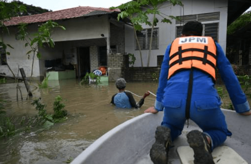 泰國南部受連場暴雨侵襲，多地爆發嚴重洪災，其中宋卡府合艾（Hat Yai）災情最為嚴峻。法新社