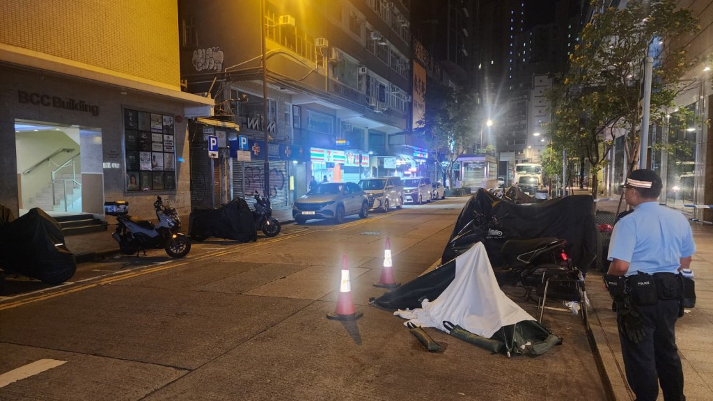警方用帐蓬掩盖死者遗体。黎志伟摄 警方用帐蓬掩盖死者遗体。黎志伟摄
