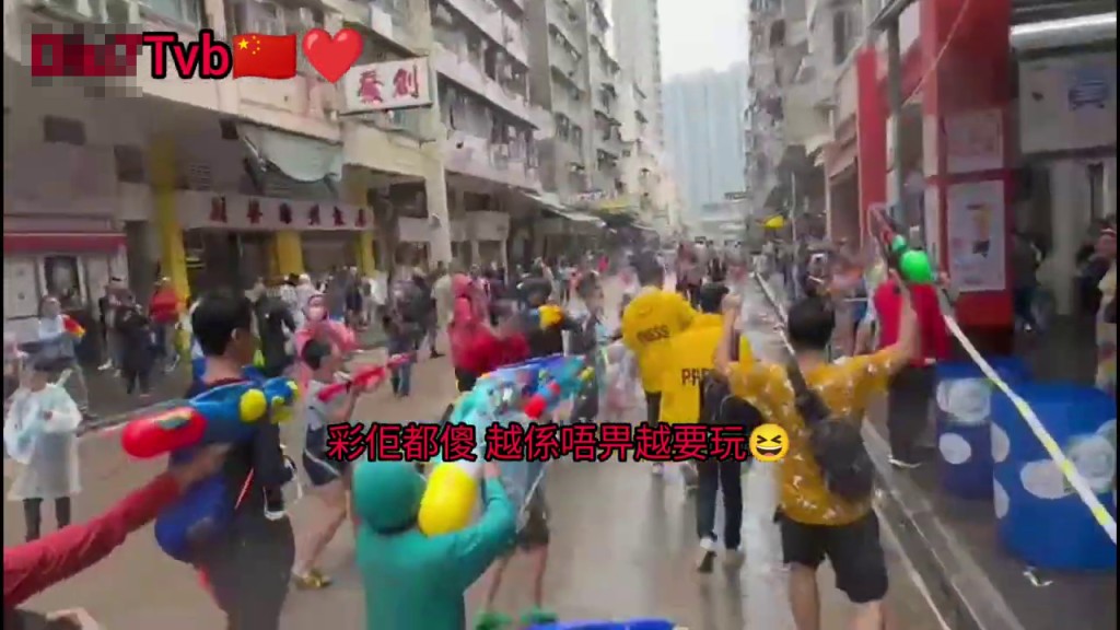 上周日（9日）九龍城舉行潑水節，警方指有人多次用水槍及水樽，近距離向警察及TVB新聞記者射水。