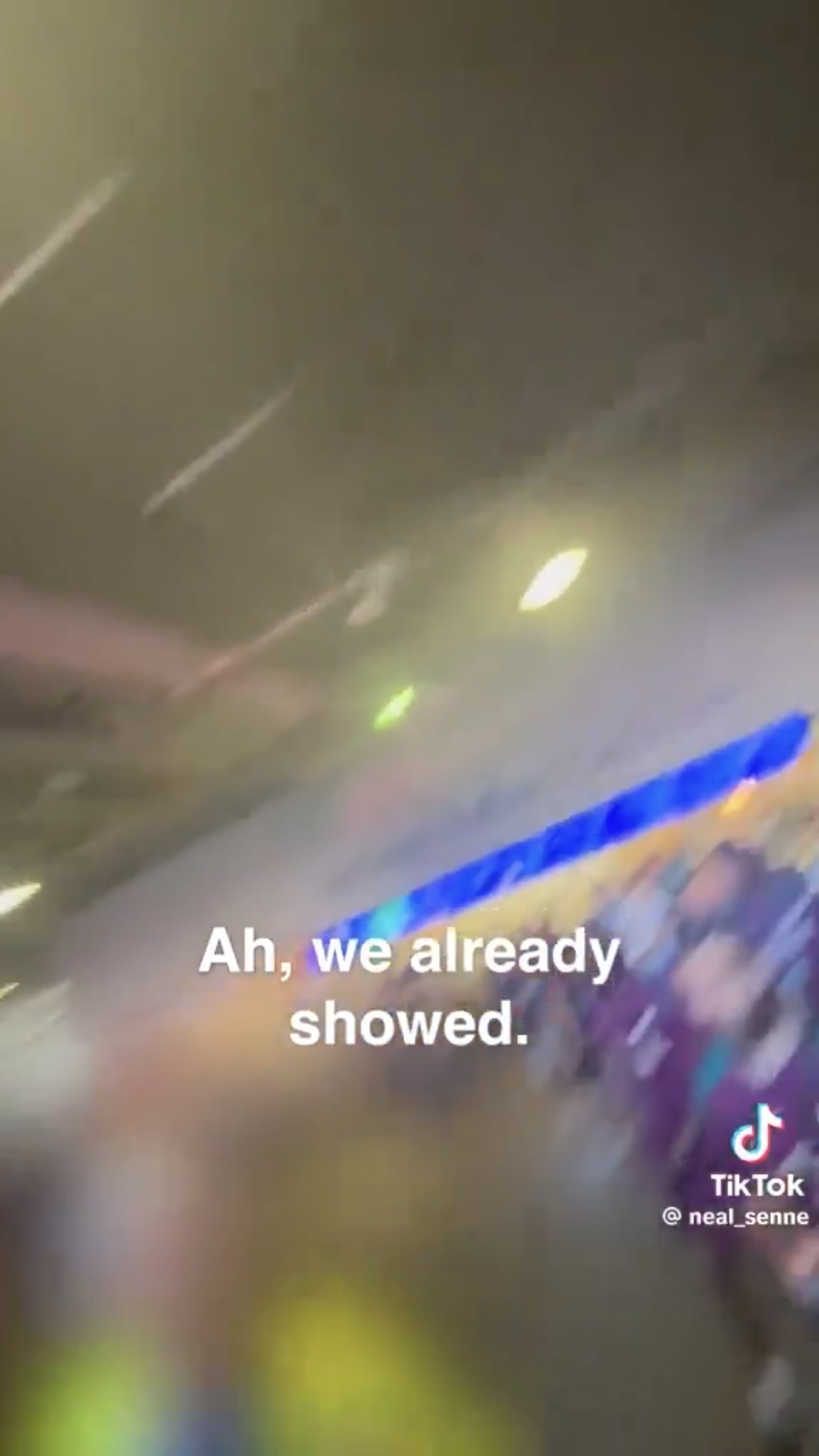 被要求出示门票时声称“刚才看过了”蒙混过关。 TikTok@neal_senne