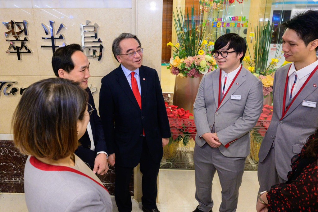 金泽培及杨美珍到访港铁多个不同业务单位。 金泽培及杨美珍到访港铁多个不同业务单位。