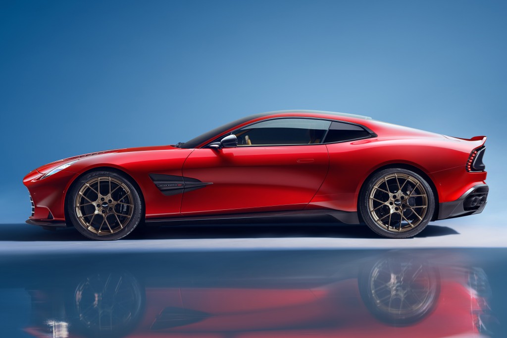 全新超跑Aston Martin Vanquish全鋁合金底盤軸距相比DB12延長多達80mm(主要是A柱至前懸掛塔頂之間延長)至2,885mm