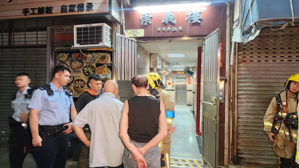 消防員隨後進入大廈四樓一個單位展開撲救,迅速將火勢撲滅。黎志偉攝 消防員隨後進入大廈四樓一個單位展開撲救,迅速將火勢撲滅。黎志偉攝