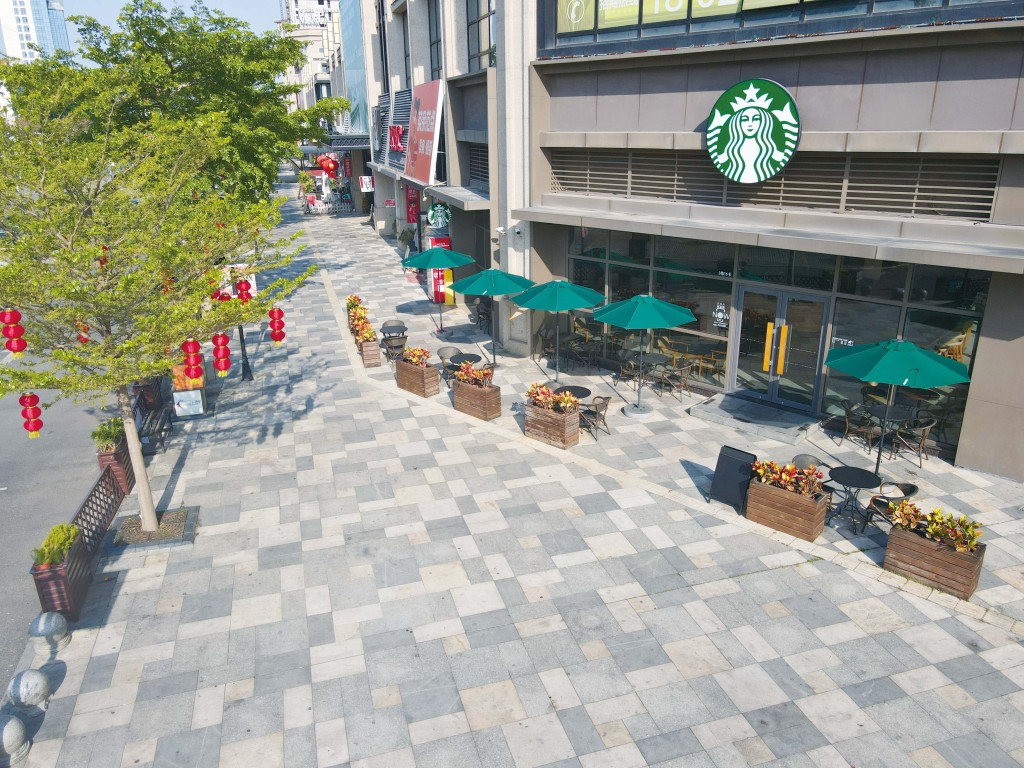 【現場實景】發展商自資自營約8萬平方米的商業街——「中銘 • 上東里」，內設多個港人熟悉的商店，這種生活便利度是成就居住品質的關鍵。