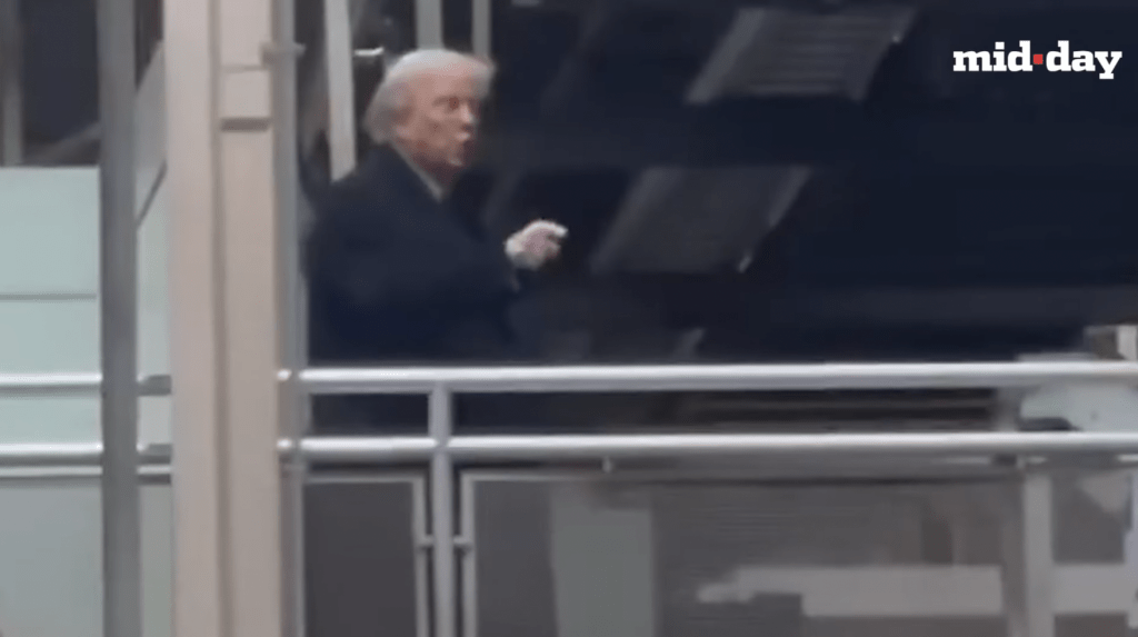 影片拍到，特朗普隨即指向該名工人，疑似連續噴出兩次「f--k you」髒話。midday india影片截圖 