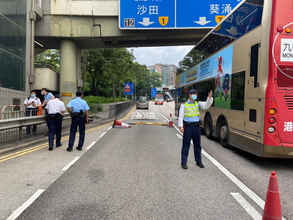 黃大仙兩男向龍翔道投擲汽油彈。警方圖片