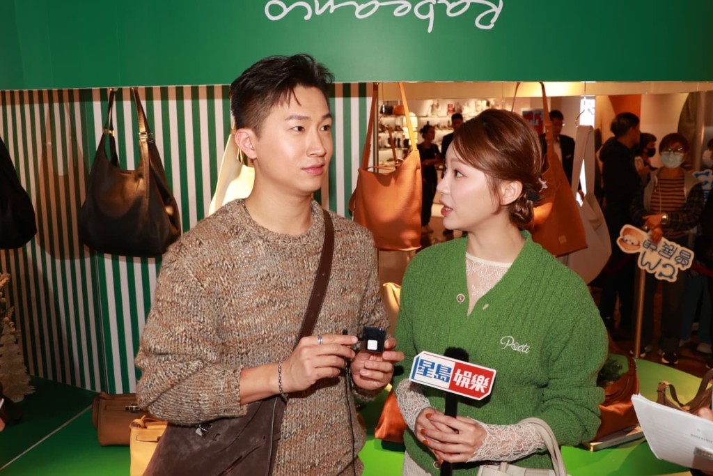 曾展望家中放滿葉蒨文周邊,方便朝夕相對。 曾展望家中放滿葉蒨文周邊,方便朝夕相對。