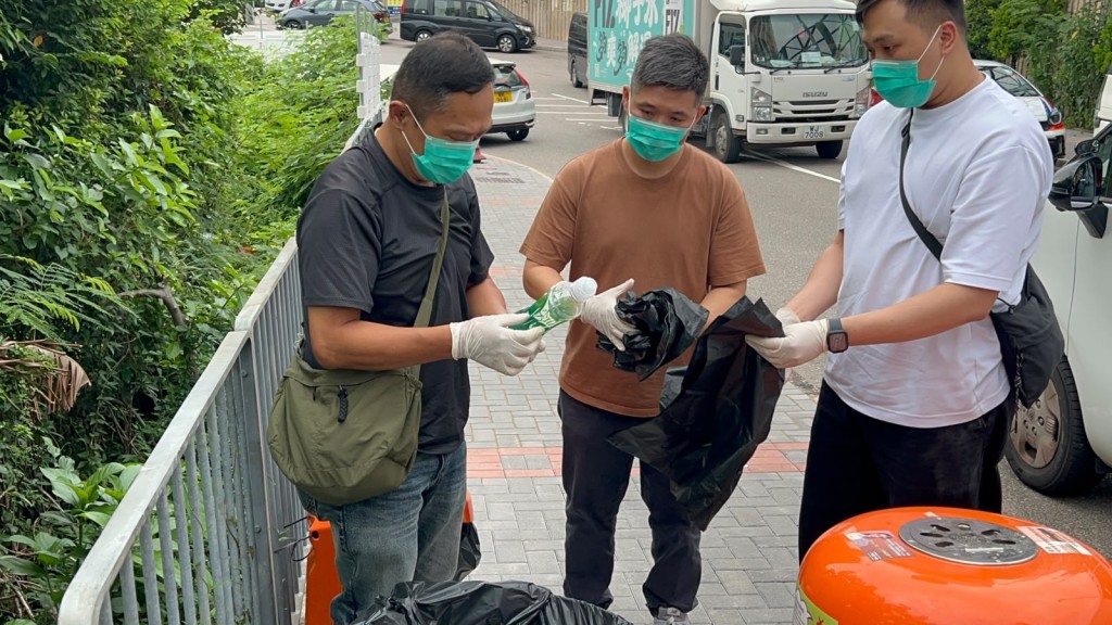 警方在附近垃圾桶蒐證,檢走一個棄置膠樽。曾志恆攝 警方在附近垃圾桶蒐證,檢走一個棄置膠樽。曾志恆攝