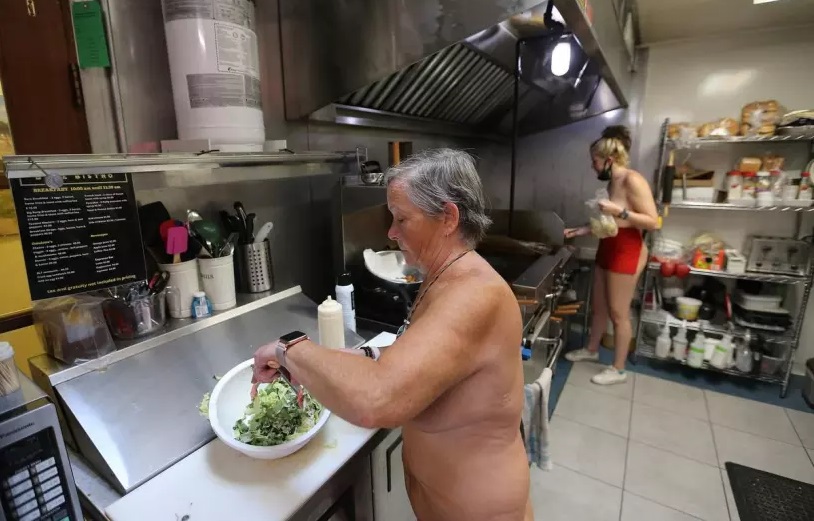 園內有例不可穿著衣物，但在廚房工作可以穿上圍裙。加拿大星報圖片