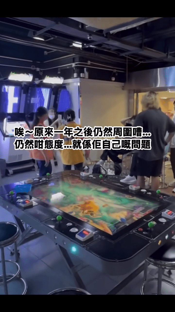 少女其後亦與機舖職員爭執。FB：吾家多狗娛