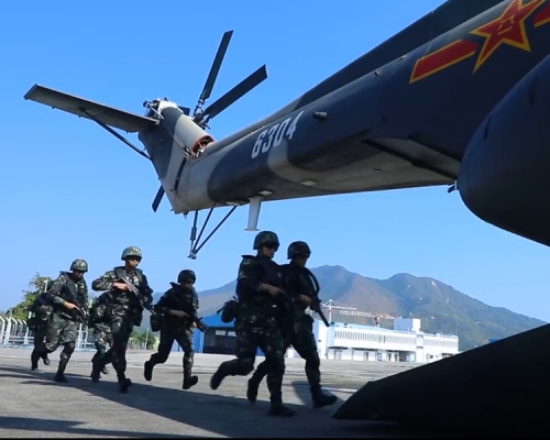 駐港部隊三軍訓練。影片截圖