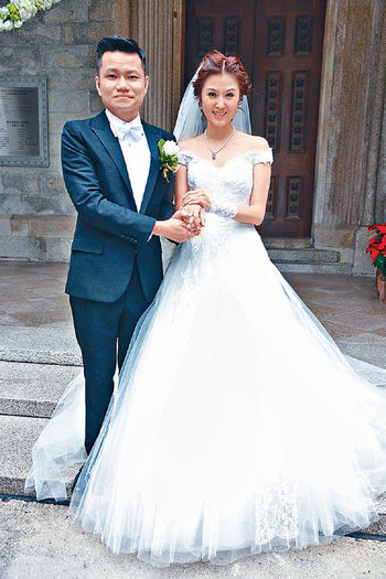 ■袁彌明昨日嫁給拍拖一年多的網上媒體行政總裁林雨陽。