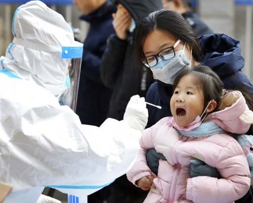 國際醫學期刊刊登武漢華中科技大學公共衛生學院一個研究結果，當中指兒童感染新冠肺炎病毒，甚至比長者具有更高的傳播力。AP圖片