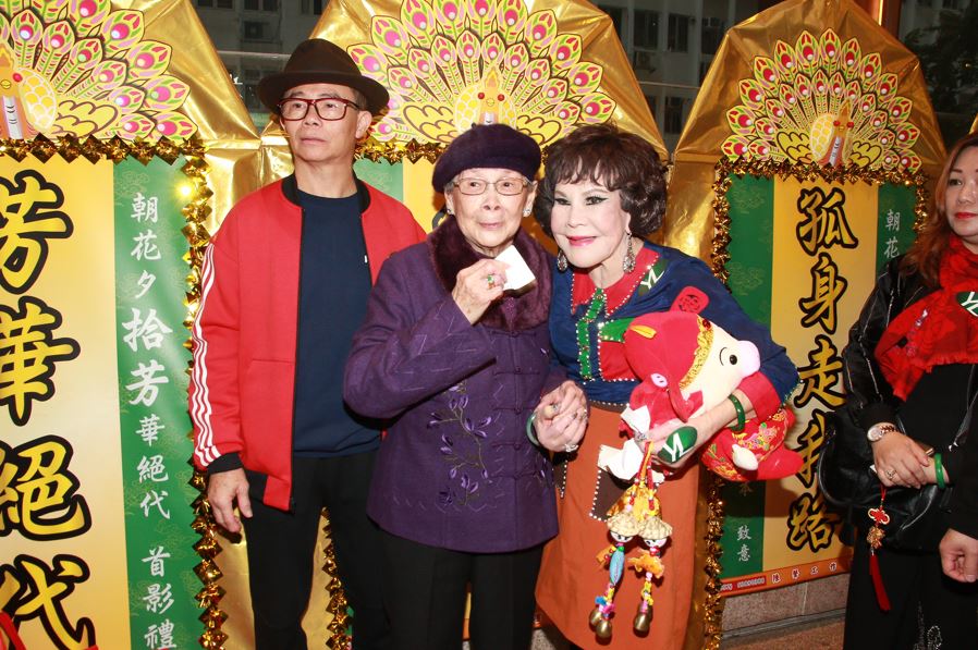 梅啟明及梅媽覃美金(中)。