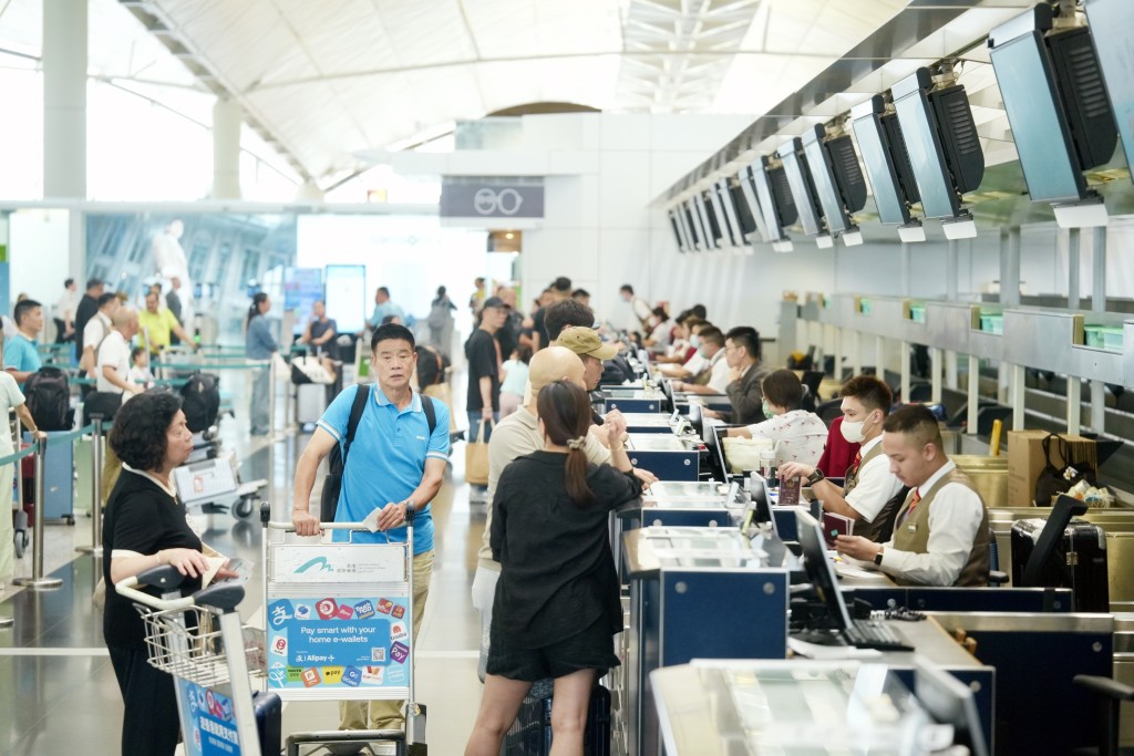 政府指在香港国际机场实施一地两检涉法律及执行等问题，需再仔细研究。资料图片