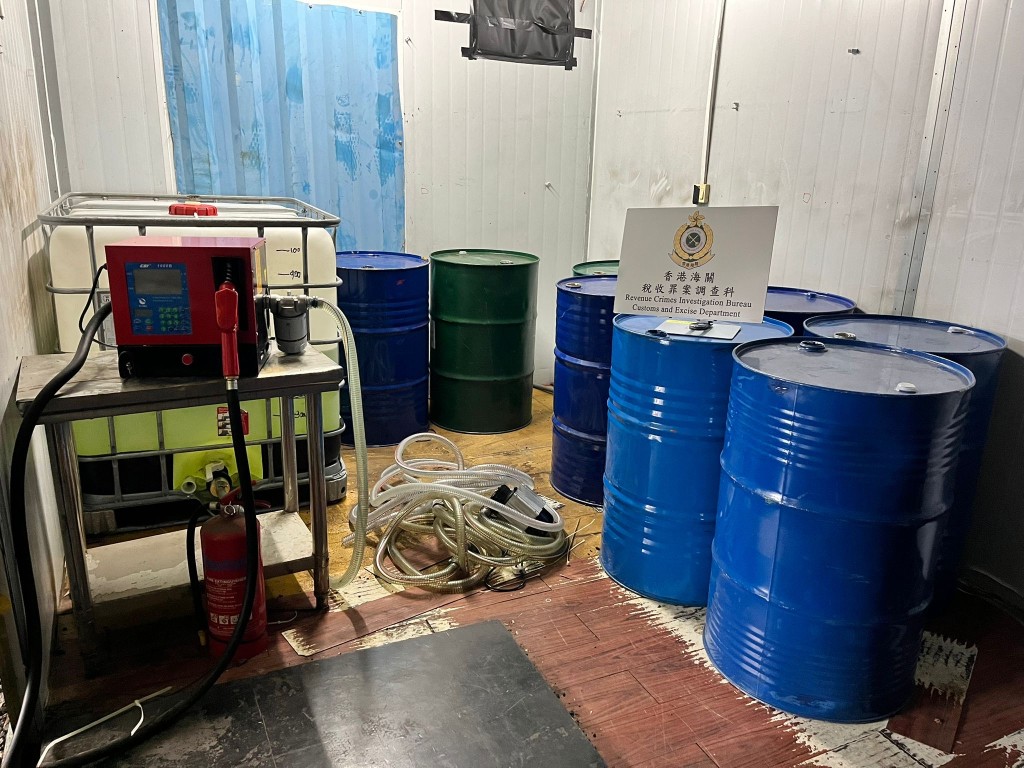 檢獲的懷疑未完稅汽油。政府新聞處圖片