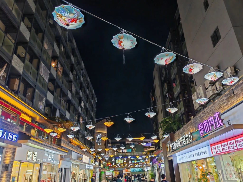 智能循环停车塔，成为深圳龙华区网红地标，带旺周边消费。小红书