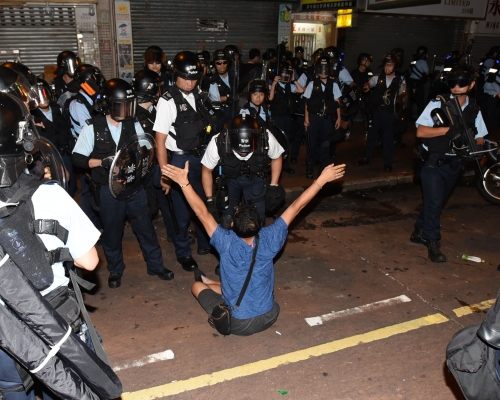8月29日有數十名示威者圍堵深水埗警署,警方進行驅散行動時拘捕多人。 資料圖片