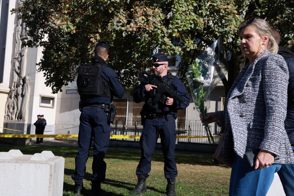 法國警方加強在校園巡邏。路透社
