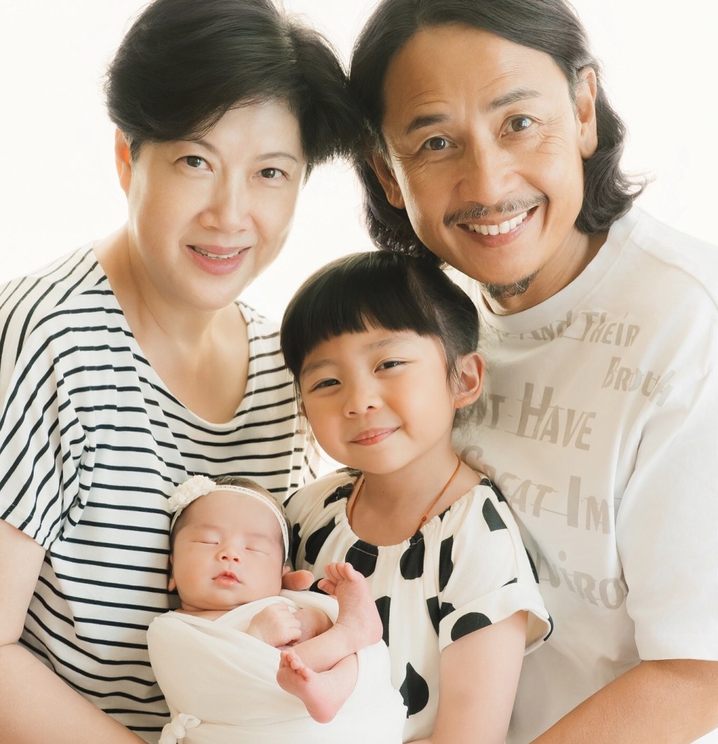 黃澤鋒上傳一家四口的相片到網上。 黃澤鋒上傳一家四口的相片到網上。