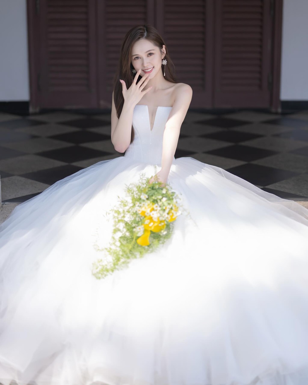 梁超怡谷胸上阵晒晚装和穿婚纱的照片，令网民大为惊喜。