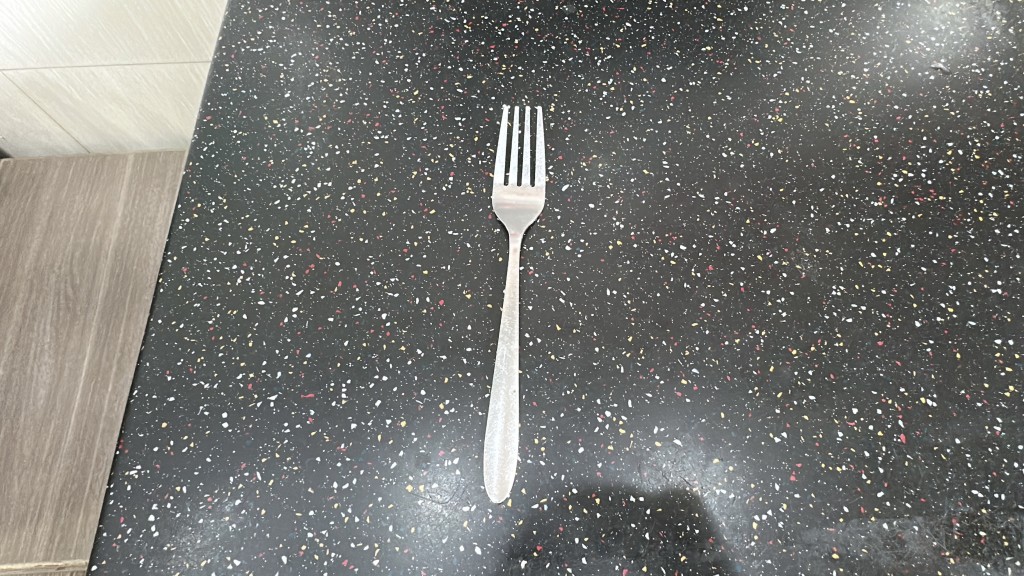 食客用叉襲擊䟴腳男。